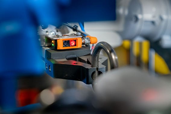 Ligne de pressage et de cerclage automatique Sorsa pour bobines de fil avec intégration de robot ABB et tête de soudage TIG.