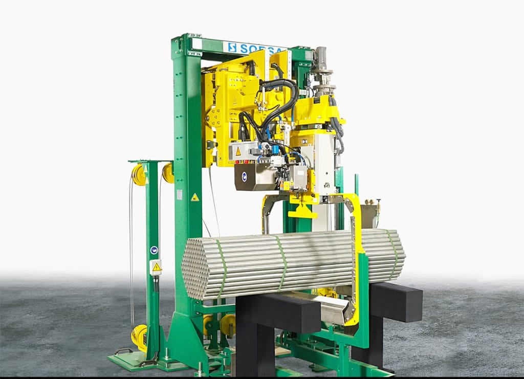 Flejadora automatica Sorsa PIE 800 VS 12 T400 con sistema de doble cabezal para fleje PET y fleje de acero en el sector metalúrgico.
