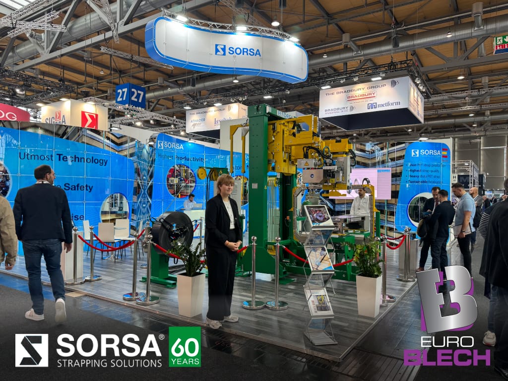 Le stand de Sorsa Packaging Systems au salon EuroBLECH de Hanovre présente une nouvelle technologie de cerclage industriel.